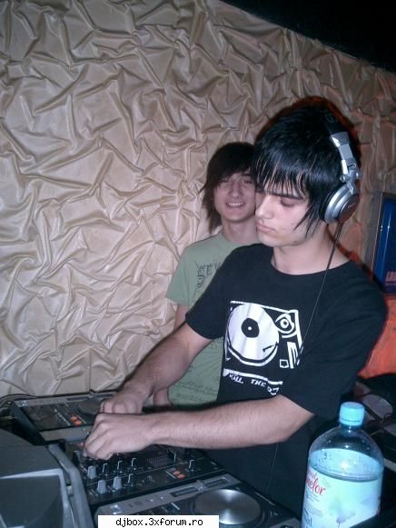 salut numele meu este red),am facut un curs de dj si am pus muzica in fuchsia alaturi de etc...am si