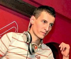 el la data de 9 mai 1985 in baia mare, vlad mercas, cunoscut ca si el nino, isi incepe de dj la